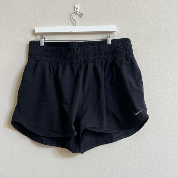 Nike One Women's Dri-FIT Ultra High-Waisted 3" Brief-Lined Shorts - Picture 3 of 4